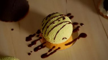 Renkli kadifeyle kaplı mini kremalı tatlı. Modern pasta..