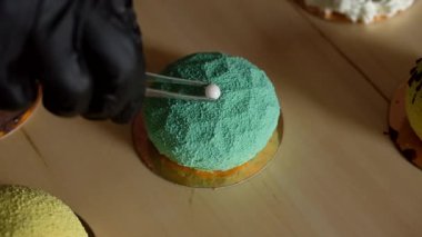 Renkli kadifeyle kaplı mini kremalı tatlı. Modern pasta..