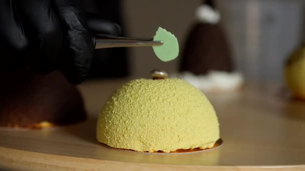 Decorating mini mousse pastry dessert covered with colorful velour. Modern cake. — Stock Video