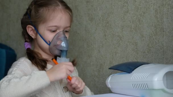 A menina faz um vapor de inalação e desenha um desenho. Criança está doente e respira através de um inalador em casa . — Vídeo de Stock