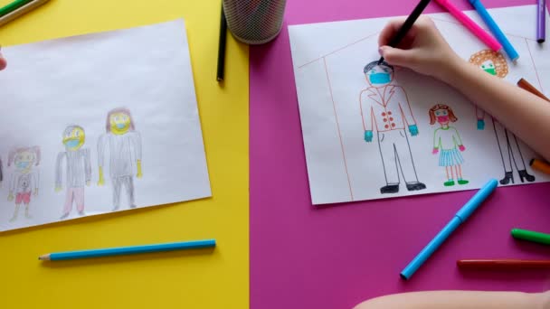 Діти малюють на карантині. Маленький хлопчик і дівчинка малюють сім'ю в медичній масці . — стокове відео