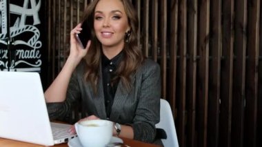 Kahve içen ve bir kafede dizüstü bilgisayarda çalışan güzel bir iş kadını. İnternetten alışveriş yapan ve sosyal ağlarda iletişim kuran bir kız..