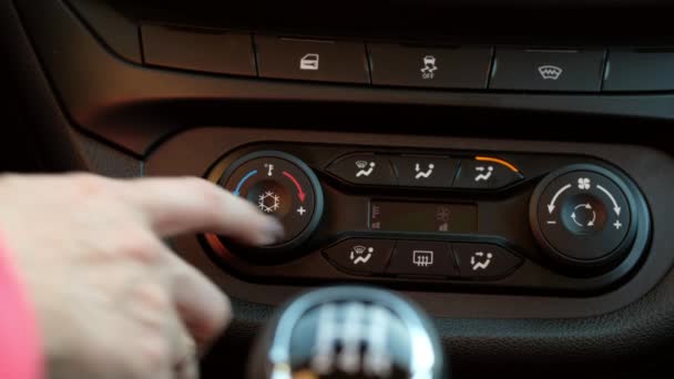 Vrouw draait op auto air conditie. — Stockvideo