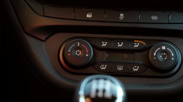 Nő bekapcsolva autó légkondicionáló. — Stock videók