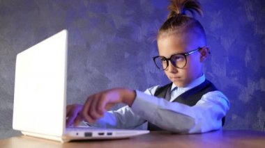 Genç iş adamı dizüstü bilgisayar kullanıyor. Gözlüklü modern çocuk. Küçük çocuk çalışmaktan yoruldu..