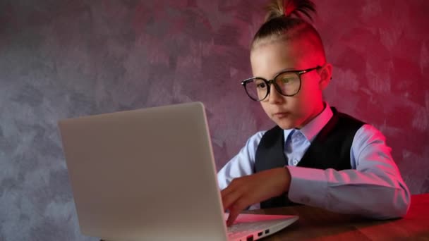 Jungunternehmer mit Laptop. Modernes Kind mit Brille. Kleiner Junge schaut überrascht auf Bildschirm. — Stockvideo