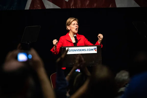 Reno, Nv - 23 Haziran 2018 - kalabalık kayıt Elizabeth Warren ile Nevada devlet Demokratik kongrede sıkılı yumruk