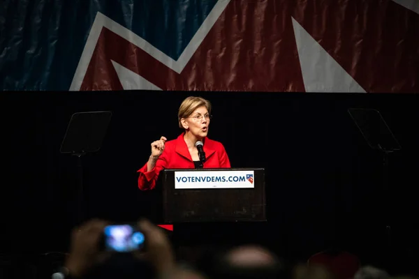 Reno Junio 2018 Persona Grabando Elizabeth Warren Dirigiéndose Multitud Convención — Foto de Stock