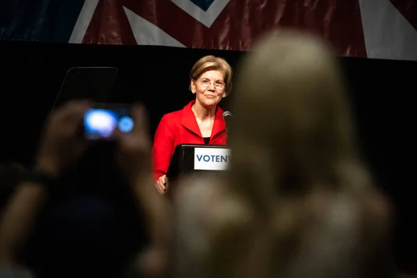 Reno, NV - 23 de junio de 2018 - Persona grabando a Elizabeth Warren sonriendo a la multitud en la Convención Demócrata del Estado de Nevada — Foto de Stock