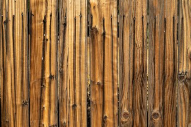 Kahverengi ahşap zemin yüzey yıpranmış. Ahşap duvar doku rustik plakalar çivi ile.