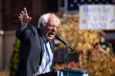 Reno, Nv - 25 Ekim 2018 - Bernie Sanders Unr kampüste siyasi bir mitingde bir konuşma sırasında silah sallayarak.