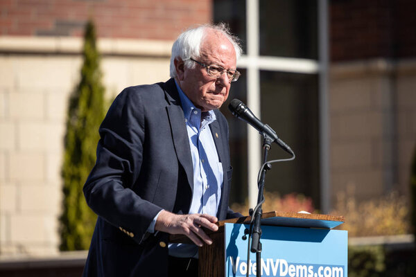 РЕНО, НВ - 25 октября 2018 года - Берни Сандерс во время выступления на политическом митинге в кампусе ПРООН
.