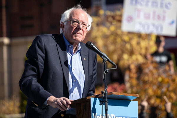 РЕНО, НВ - 25 октября 2018 года - Берни Сандерс смотрит вверх во время выступления на политическом митинге в кампусе ПРООН
.