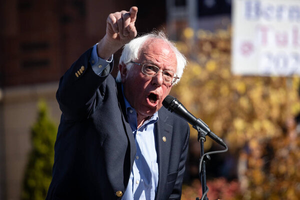 РЕНО, НВ - 25 октября 2018 года - Берни Сандерс кричит во время выступления на политическом митинге в кампусе ПРООН
.