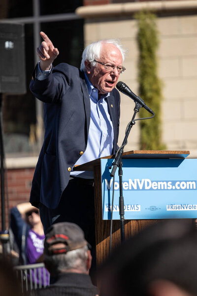 РЕНО, НВ - 25 октября 2018 года - Берни Сандерс во время выступления на политическом митинге в кампусе UNR. Вертикальное фото
.