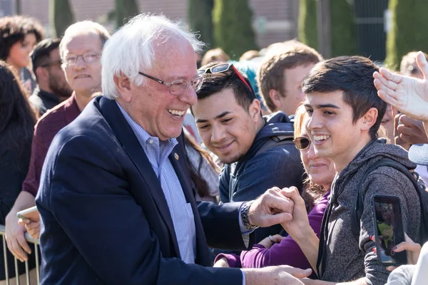 Reno, Nv - 25 Ekim 2018 - Bernie Sanders Unr kampüste kalabalık bir politik mitingde katılımcılar ile Toplantı sırasında gülümseyen.