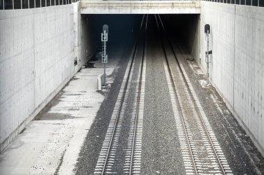 Hızlı ulaşım demiryolu parça şehir Köprüsü altında