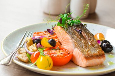 Sebzeli ızgara somon.