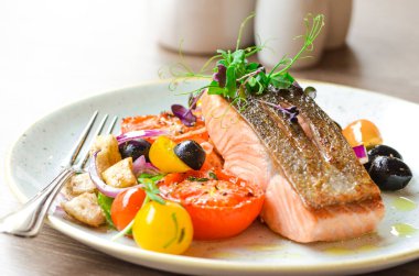 Sebzeli ve soslu ızgara somon.