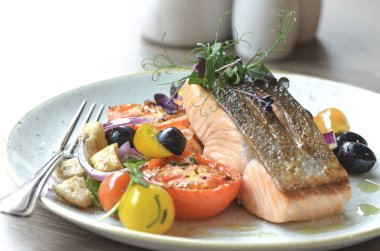 somon ve sebzeler plaka üzerinde