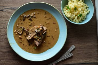 Pirinçli biftek güveci ve kasede mantar.