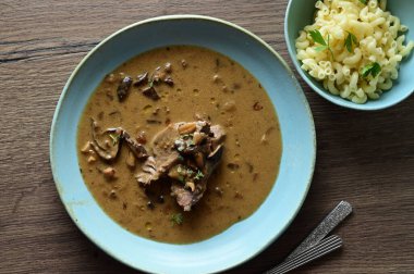 Bir kase körili tavuk ve bir kase pirinç.