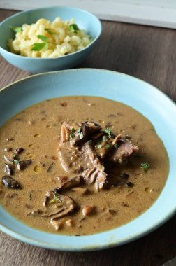 Pirinç ve sebzeli biftek güveci.