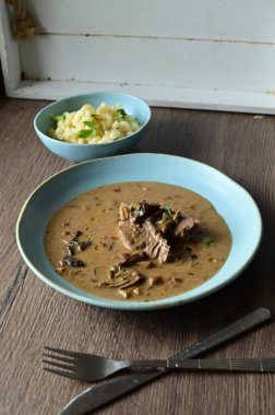 Mantarlı sığır güveci.