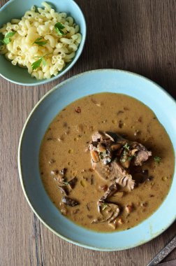 Bir tabak lezzetli et çorbası.