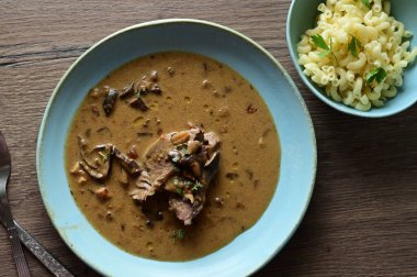 Köri ve soğanlı ev yapımı sığır eti ve pilav.