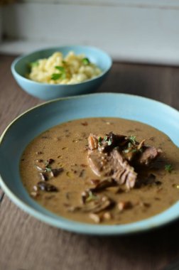 Patates ve soğanlı sığır stroganof.