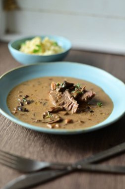 Sebzeli ve kremalı biftek.