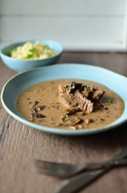 Siyah tabakta lezzetli ve baharatlı biftek..