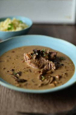 Mantarlı sığır stroganof ve pirinçli kase, yakın çekim manzaralı.