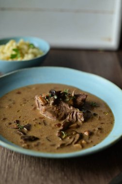 Patates ve fasulyeli biftek güveci.