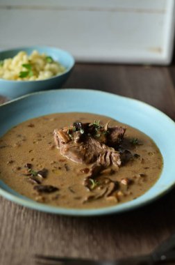 Kasede mantar soslu biftek stroganoff.