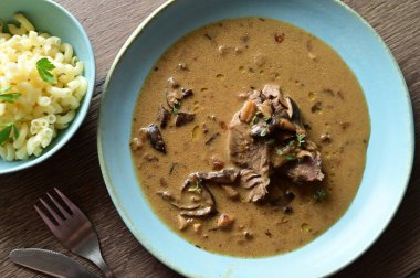 Biftek yahnisi, pirinç ve sebzeli, yakın plan. sağlıklı yemek, vejetaryen, diyet, sağlıklı yemek, diyet, vejetaryen yemek. üstte