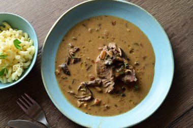 Pirinçli sığır stroganof.