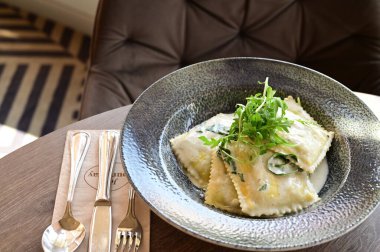 Ispanaklı ravioli, parmesan peyniri, sarımsak