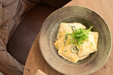 Peynir soslu ravioli, ıspanak ve parmesan peyniri