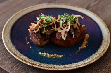 Kaz ciğeri ile kaplanmış kızarmış ekmeğin yakın çekim görüntüsü doku, renk ve gurme sunumu, mutfak ve yemek fotoğrafçılığı için mükemmel.