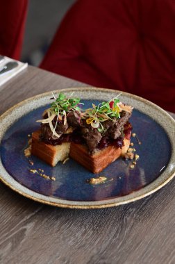 Kaz ciğeri ile kaplanmış kızarmış ekmeğin yakın çekim görüntüsü doku, renk ve gurme sunumu, mutfak ve yemek fotoğrafçılığı için mükemmel.