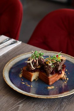 Kaz ciğeri ile kaplanmış kızarmış ekmeğin yakın çekim görüntüsü doku, renk ve gurme sunumu, mutfak ve yemek fotoğrafçılığı için mükemmel.