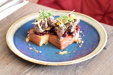 Kaz ciğeri ile kaplanmış kızarmış ekmeğin yakın çekim görüntüsü doku, renk ve gurme sunumu, mutfak ve yemek fotoğrafçılığı için mükemmel.