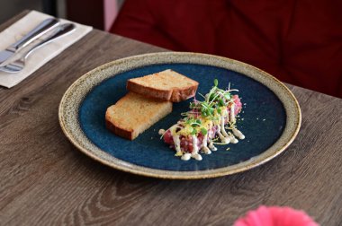 Masadaki lezzetli yemeğin yakın plan fotoğrafı.