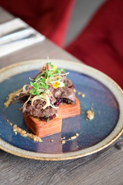 Kaz ciğeri ile kaplanmış kızarmış ekmeğin yakın çekim görüntüsü doku, renk ve gurme sunumu, mutfak ve yemek fotoğrafçılığı için mükemmel..