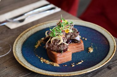 Kaz ciğeri ile kaplanmış kızarmış ekmeğin yakın çekim görüntüsü doku, renk ve gurme sunumu, mutfak ve yemek fotoğrafçılığı için mükemmel..