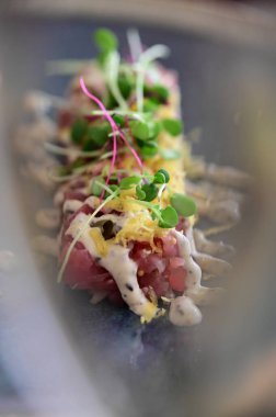 Kızarmış ekmek ve kırsal bir tabakta mikro yeşilliklerle servis edilen, bir restoran ortamında ahşap bir masada sunulan, Avrupa mutfağını ön plana çıkaran,.