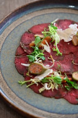 Parmesan peyniri ve roka ile etli carpaccio.