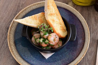 Tahta zemin üzerinde ekmek olan karides